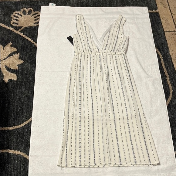 Judi Kristopher Elegant White and Blue Patterned Dress - Picture 5 of 7